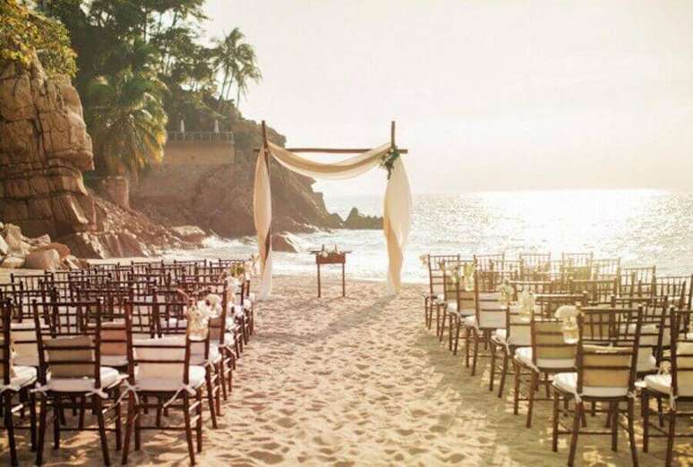 35. A cerim&ocirc;nia de casamento na praia tem um cen&aacute;rio lindo &ndash; Foto: Pinterest