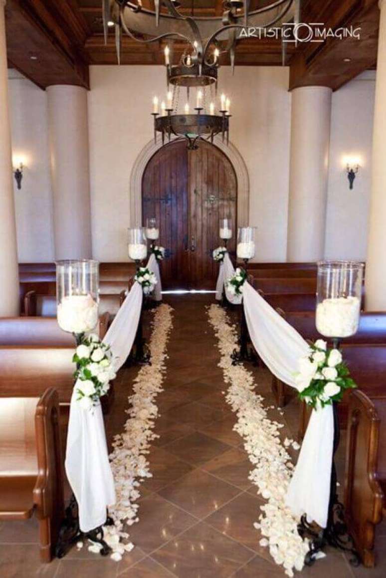 37. Decoração para cerimônia de casamento simples na igreja com caminho de pétalas de rosas brancas e velas – Foto: Wedding Ideas]