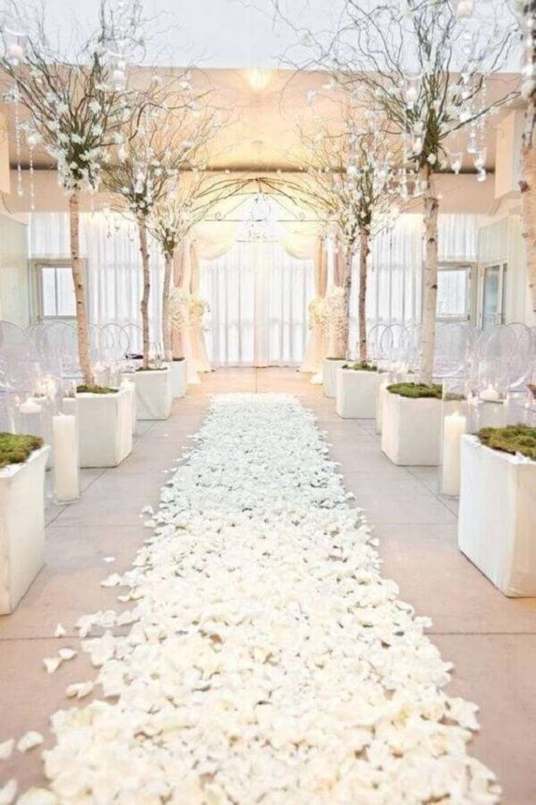 40. Decoração clean para cerimônia de casamento todo branco – Foto: Etsy