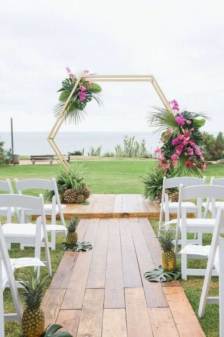 42. Decoração minimalista para cerimônia de casamento ao ar livre com arco moderno decorado com arranjo de flores – Foto: La Fleur