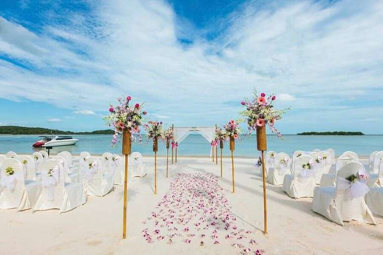 43. Linda cerim&ocirc;nia de casamento simples na praia com p&eacute;tala de rosas &ndash; Foto: Wedding Ideas Brides
