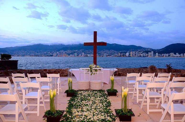48. Decoração simples para cerimônia de casamento ao ar livre – Foto: Pinterest