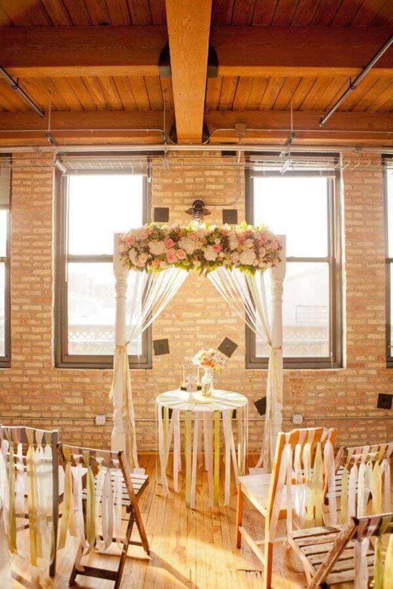 49. Decoração simples para cerimônia de casamento rústico – Foto: Elizabeth Anne Designs