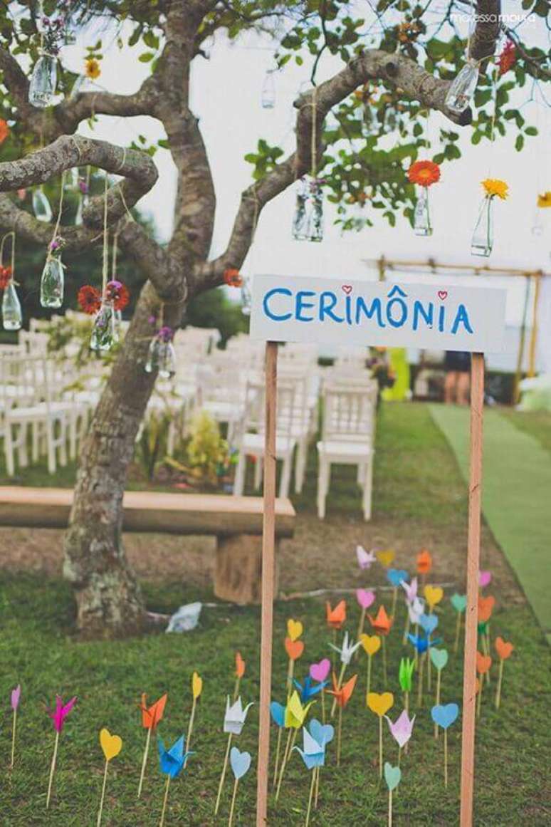 53. Invista em plaquinhas decorativas para indica&ccedil;&atilde;o de onde ser&aacute; a festa e onde ser&aacute; a cerim&ocirc;nia de casamento &ndash; Foto: Casamentos