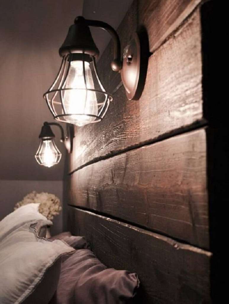 21. A cabeceira da cama recebeu um acabamento especial com madeira e luzes. Fonte: Pinterest