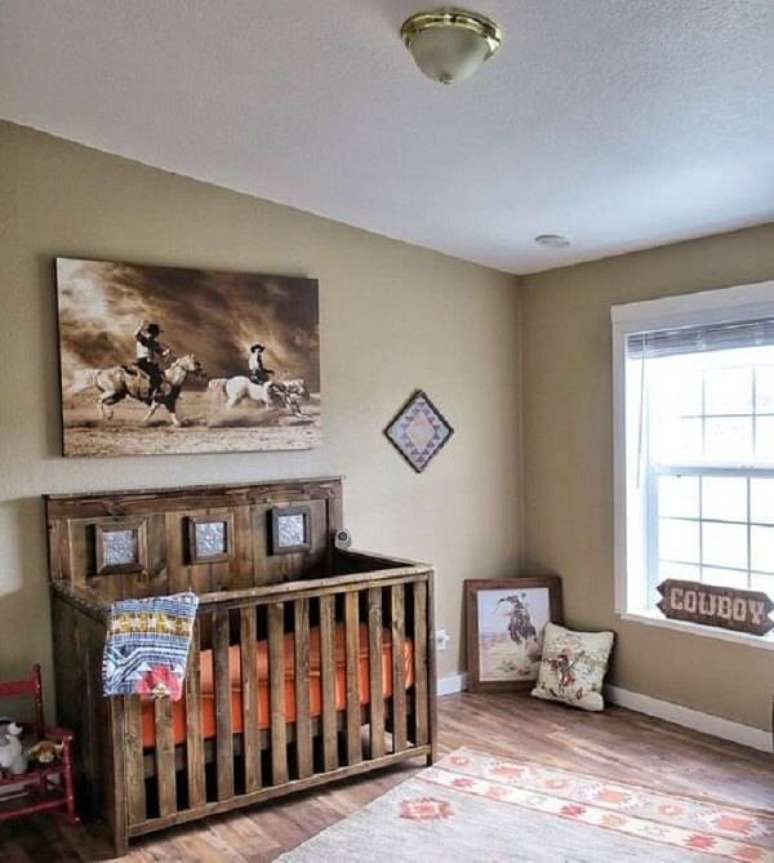 23. O quarto de bebê rústico segue a temática de cowboy e conta com a presença de um berço de madeira. Fonte Pinterest