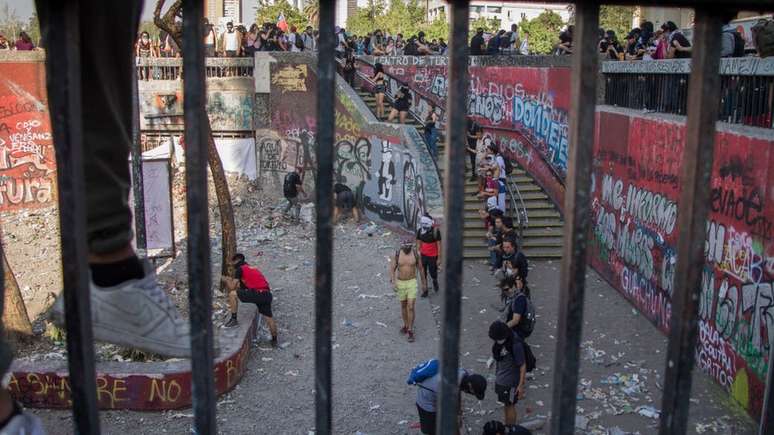 Em 18 de outubro, várias estações de metrô foram incendiadas; na foto, a estação Baquedano