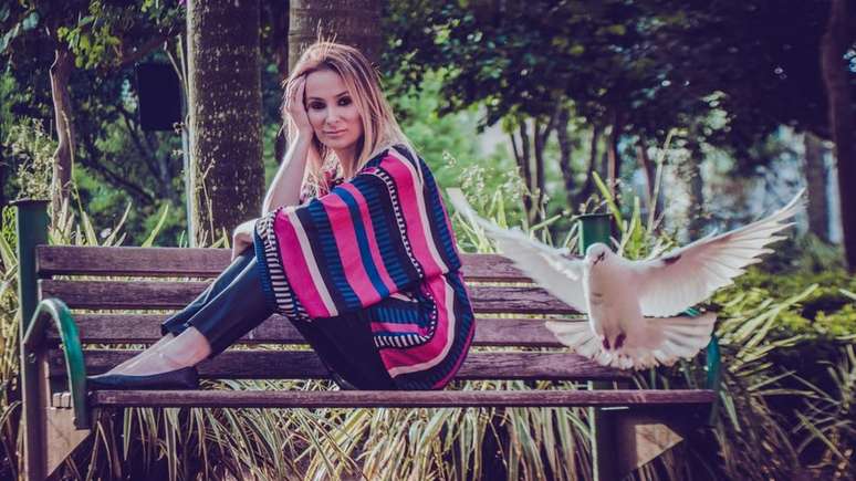 A ativista Fernanda Juliana criou um projeto para a conserva&ccedil;&atilde;o de pombos