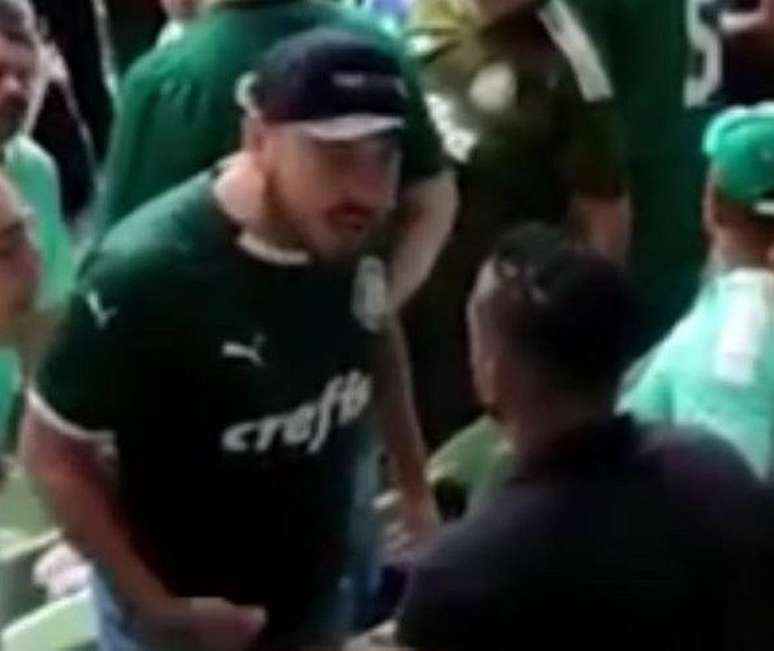 Agressor intimida torcedor do Palmeiras que está sem a camisa do clube