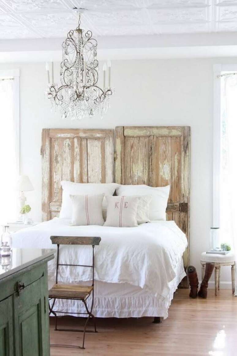 1. A cabeceira da cama de casal foi feita com duas portas de madeira. Fonte: Pinterest