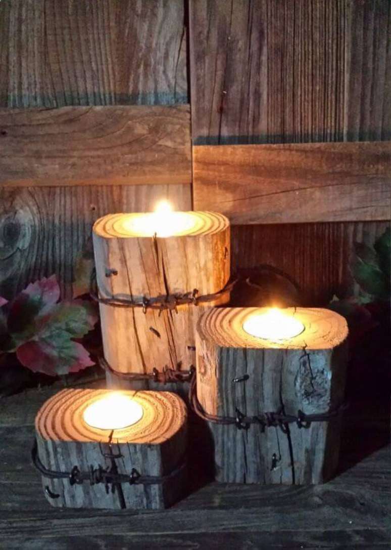 32. Invista em uma iluminação especial utilizando velas e pedaços de madeira. Fonte: Pinterest