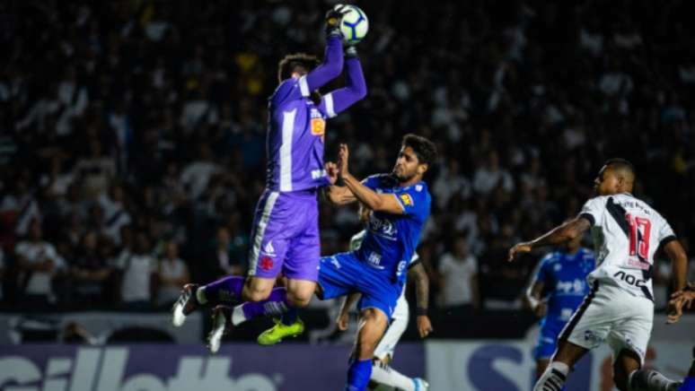 Fernando Miguel se antecipa e ganha uma bola almejada pelo zagueiro do Cruzeiro Léo - Bruno Haddad/Cruzeiro