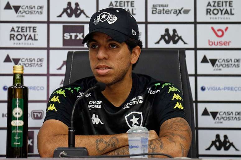 Yuri em entrevista coletiva (Foto: Vítor Silva/Botafogo)