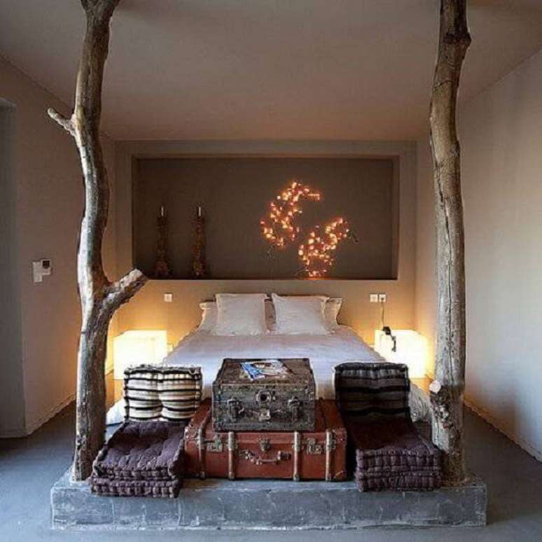 15. Os moradores incluíram dois troncos na decoração do quarto rústico de casal. Fonte: Pinterest