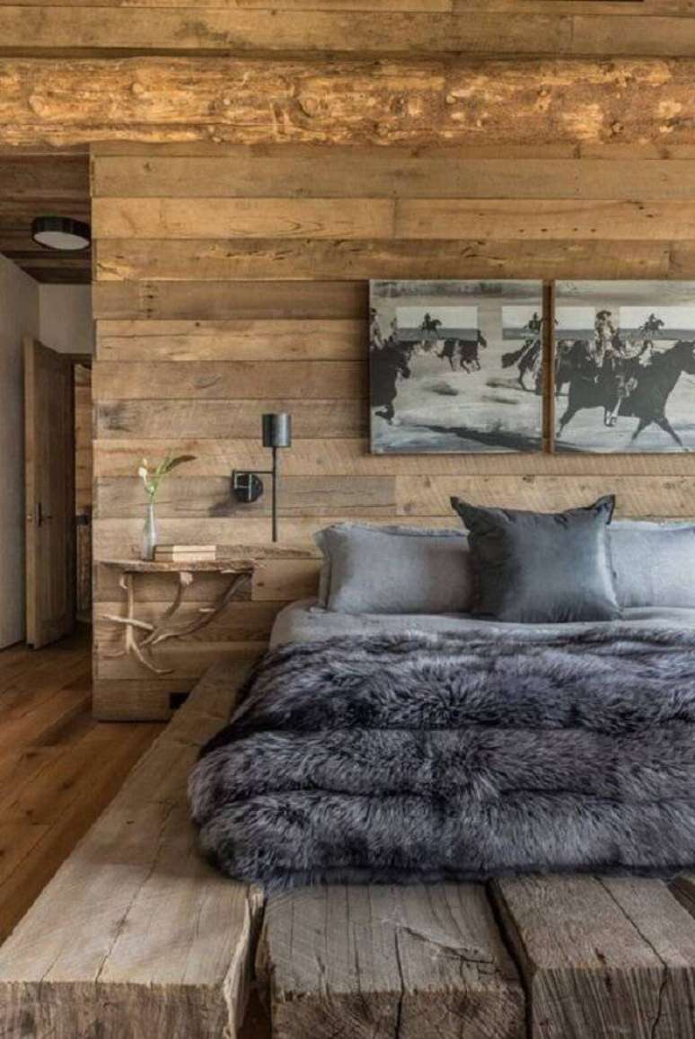 20. O quarto de casal rústico conta com parede e piso de madeira. Fonte: Pinterest