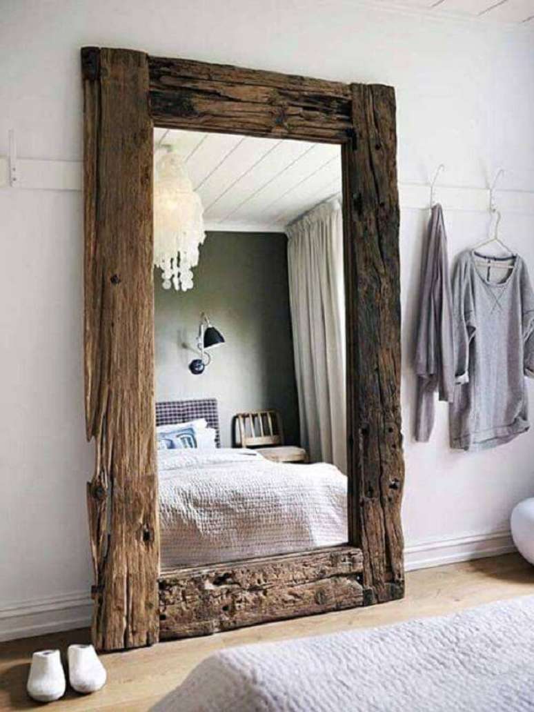 44. Espelho com moldura em madeira decora o quarto rústico. Fonte: Pinterest