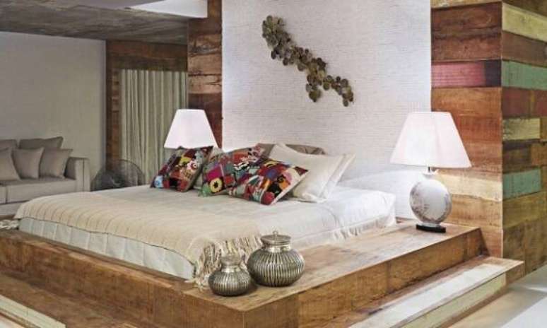 49. Quarto de casal com cama feita com acabamento de madeira. Fonte: Casa Bem Feita