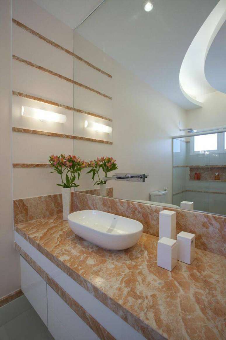 43. Mais um &oacute;timo exemplo de como a torneira para pia de banheiro pode ser instalada no espelho. Projeto de Aquiles Nicolas Kilaris