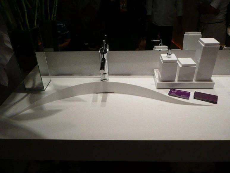 23. A instala&ccedil;&atilde;o da torneira para pia de banheiro n&atilde;o precisa ser complexa. Projeto de Nathalia Alberoni