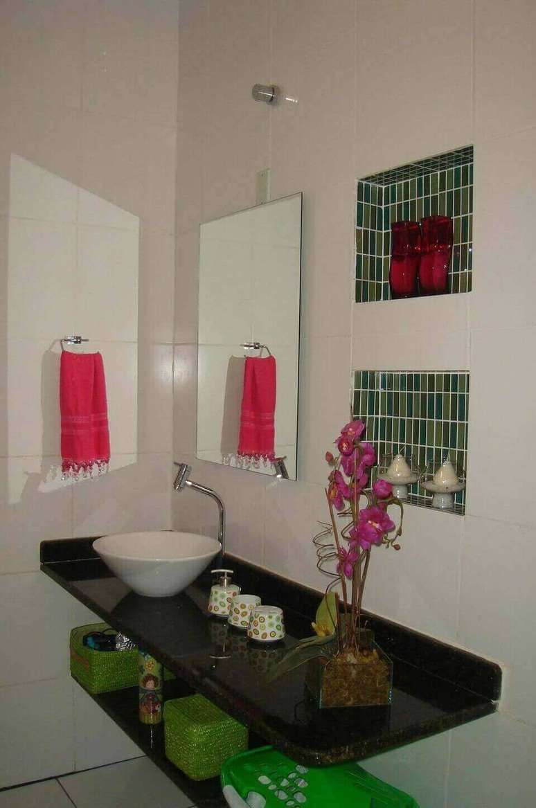 21. A simplicidade pode ser a melhor opção em uma torneira para pia de banheiro. Projeto de Sandra Dias