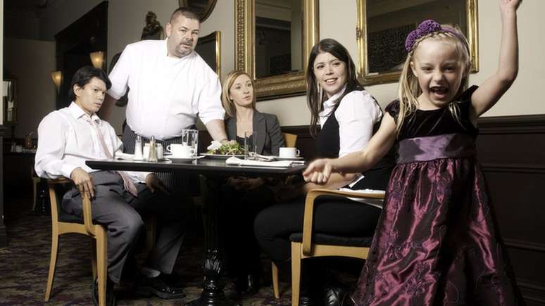 'Como as crian&ccedil;as n&atilde;o se defendem sozinhas, e s&oacute; recentemente a inf&acirc;ncia foi reconhecida (como uma fase de desenvolvimento), at&eacute; mesmo muitos pais n&atilde;o entendem que elas s&atilde;o pessoas que est&atilde;o aprendendo como &eacute; o mundo'