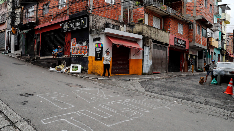 A falta de infraestrutura em Paraisópolis dificulta a vida dos moradores