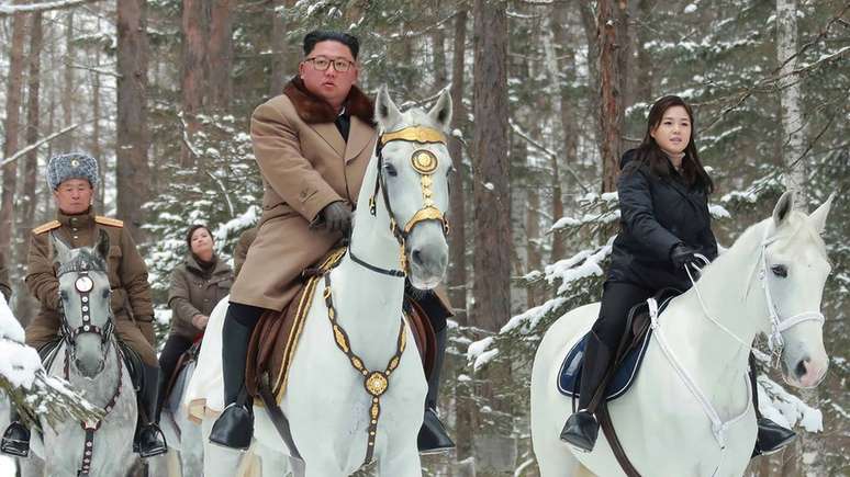 Kim Jong-un estava acompanhado por sua esposa e altos oficiais militares