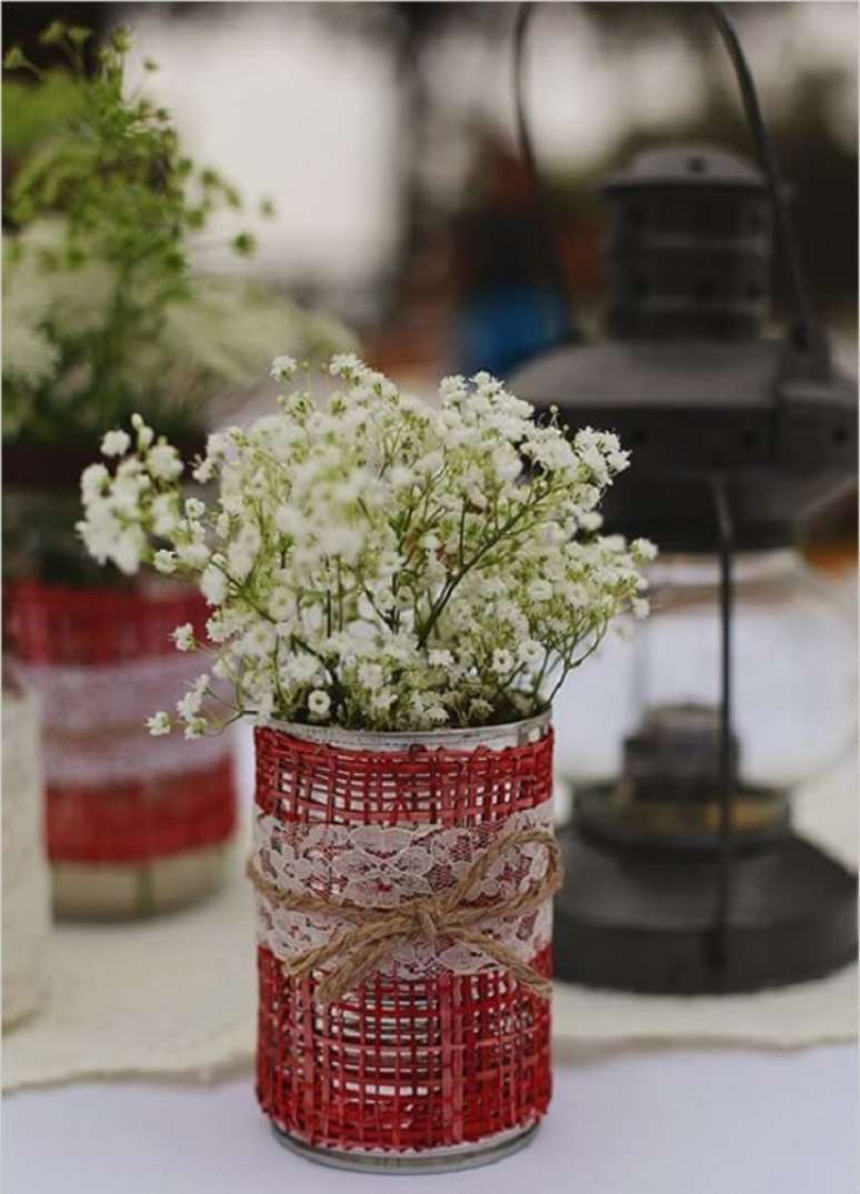 45. Utilize linha de sisal para decorar as latas de alum&iacute;nio. Fonte: Pinterest