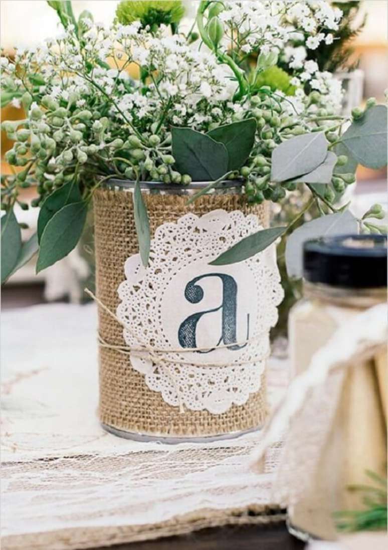 46. Encape a lata decorada com tecido de juta. Fonte: Pinterest