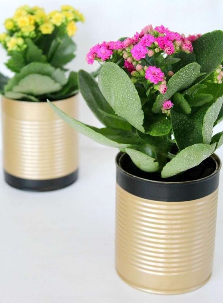 23. As latas decoradas servem de vaso para plantas. Fonte: Pinterest