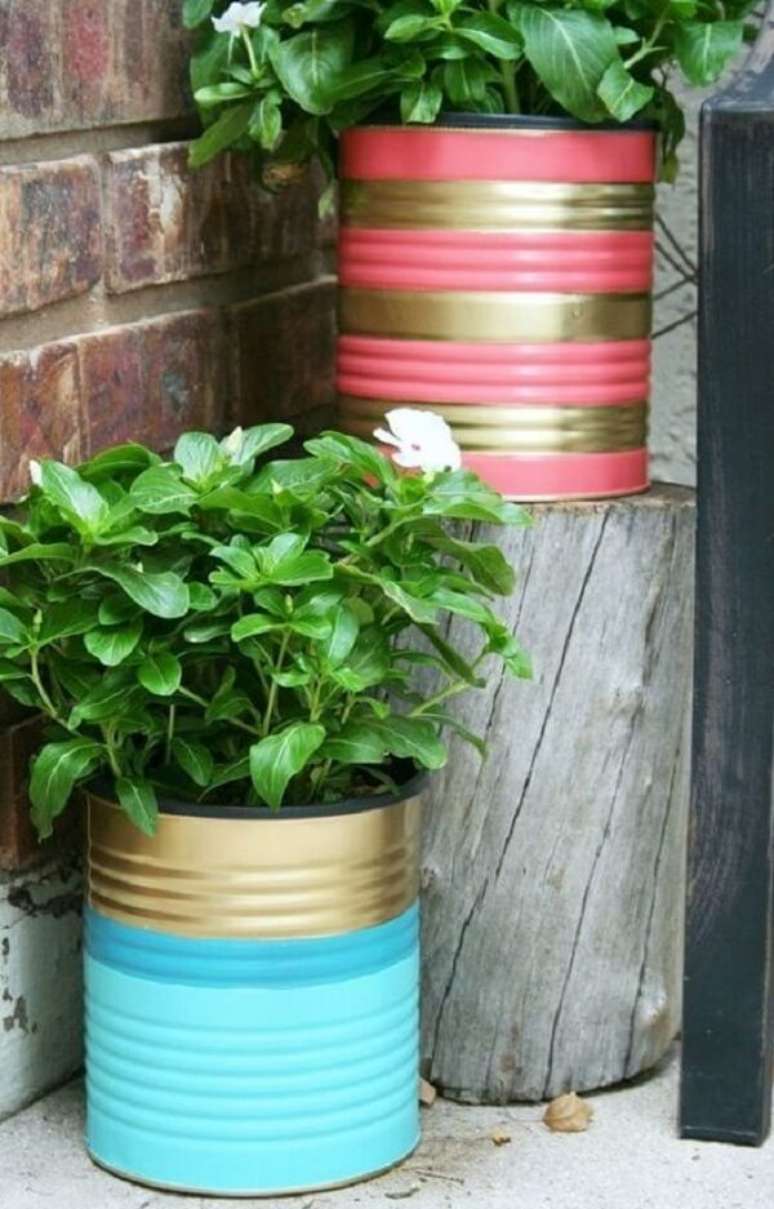 3. As latas decoradas podem serve de suporte para as plantas. Fonte: Pinterest