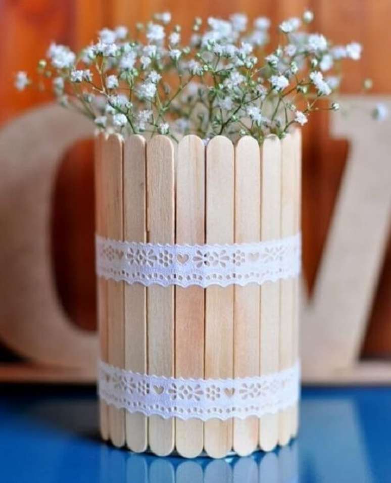 49. Utilize palitos de sorvete para criar latas decoradas. Fonte: Pinterest