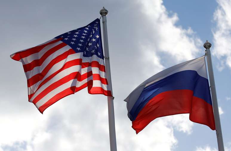 Bandeiras dos Estados Unidos e da Rússia em Vsevolozhsk
27/03/2019 REUTERS/Anton Vaganov 