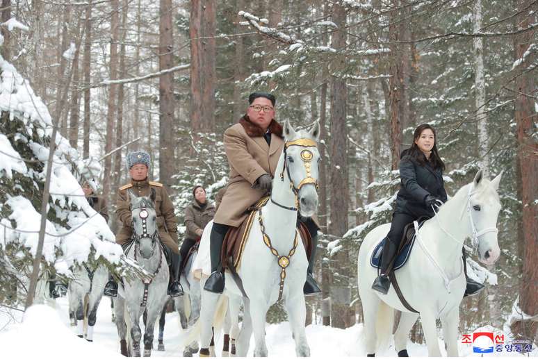 L&iacute;der norte-coreano Kim Jong Un cavalga no Monte Paektu, na Coreia do Norte, em foto n&atilde;o datada e divulgada pela ag&ecirc;ncia estatal KCNA
04/12/2019 KCNA via REUTERS    