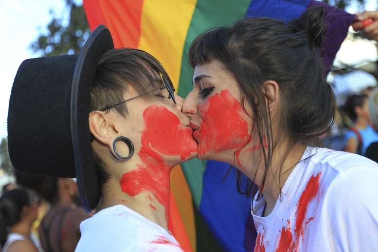 Casa se beija durante protesto em frente ao Congresso Nacional, em Bras&iacute;lia
05/06/2013
REUTERS/Ueslei Marcelino