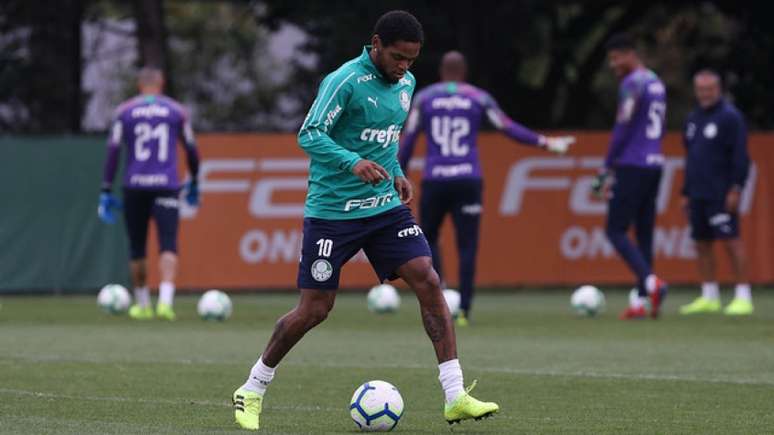 Luiz Adriano não participou do aquecimento com elenco e provavelmente será ausência (Foto: Cesar Greco)