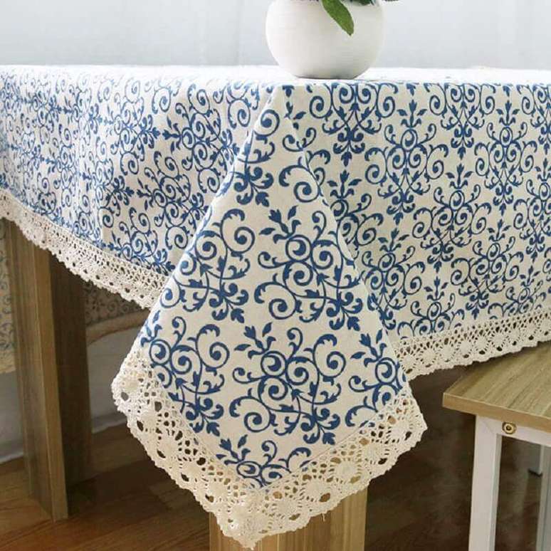 10. Toalha de mesa de crochê e tecido florido.