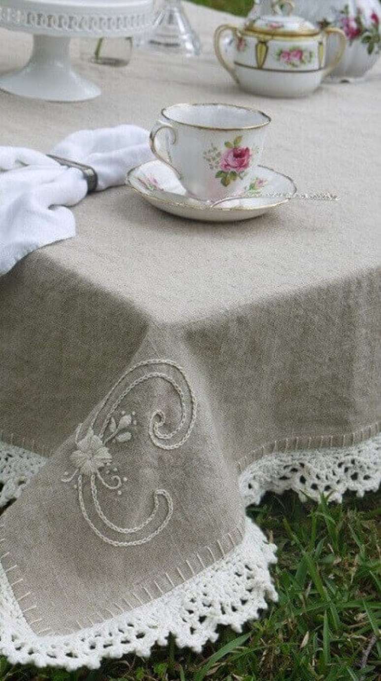 15. Alguns modelos de bico de toalha de mesa de crochê podem deixar tudo ainda mais bonito e delicado