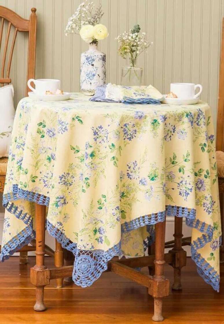 12. Bico de toalha de mesa de crochê combinando com a cor da estampa do tecido.