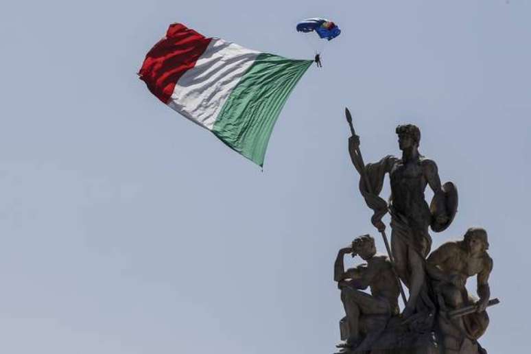 Paraquedista leva bandeira da Itália em cerimônia pelo Dia da República, em 2 de junho de 2018