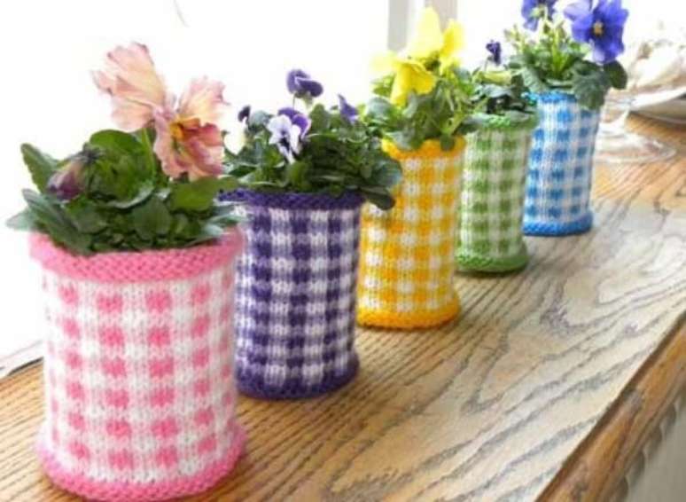 54. Reutilize latas de alum&iacute;nio como suporte de plantas. Fonte: Artesanato e Reciclagem