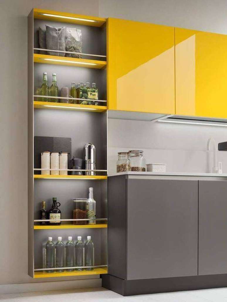 6. A cozinha cinza e amarelo chama a atenção pelo contraste. Foto: Revista Viva Decora.