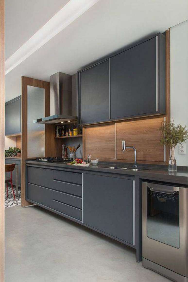 54. A cozinha cinza contrasta muito com a madeira. Foto: Manual da Obra