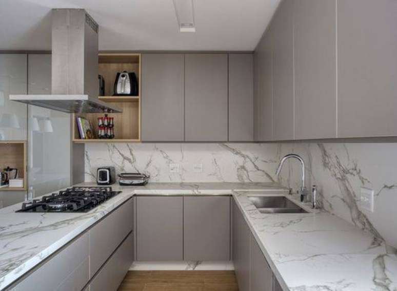 15. A cozinha cinza ganha muito quando conta com mármore. Foto: Revista Casa e Jardim