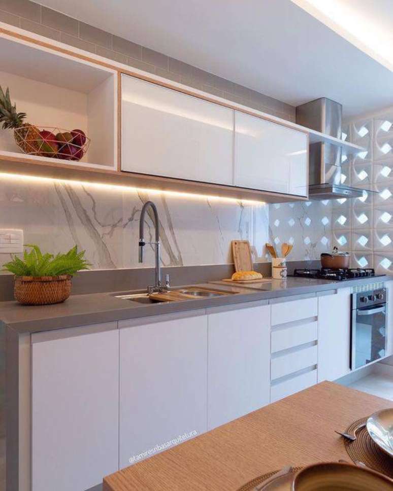 40. A cozinha cinza pode ser decorada de muitas formas. Foto: Instagram