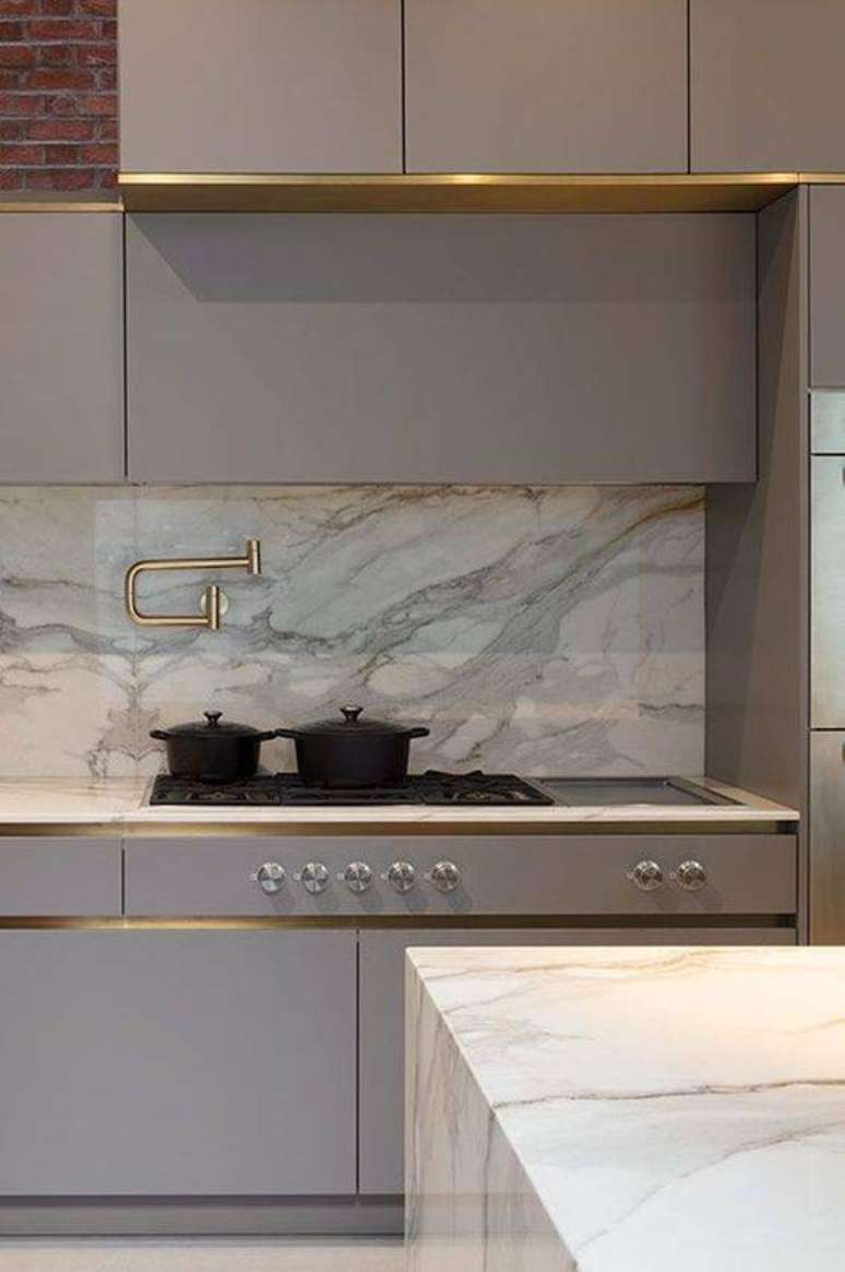 60. Mais um exemplo de como o mármore é perfeito para a cozinha cinza. Foto: Letícia Interiores