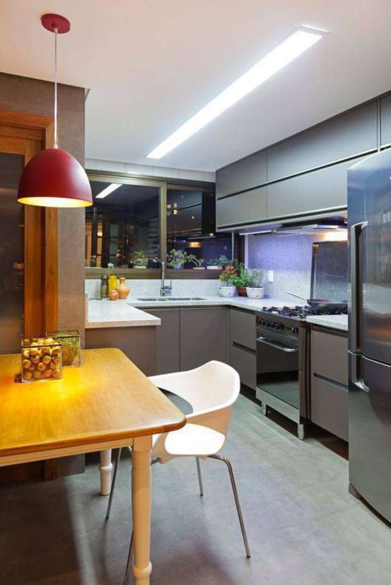 24. A cozinha cinza é delicada quando usa as tonalidades certas. Foto: Homify