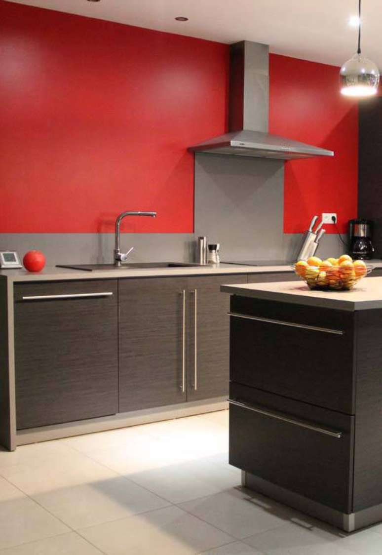 7. A cozinha cinza e vermelha também é contrastiva, porém mais delicada. Foto: Decor Fácil