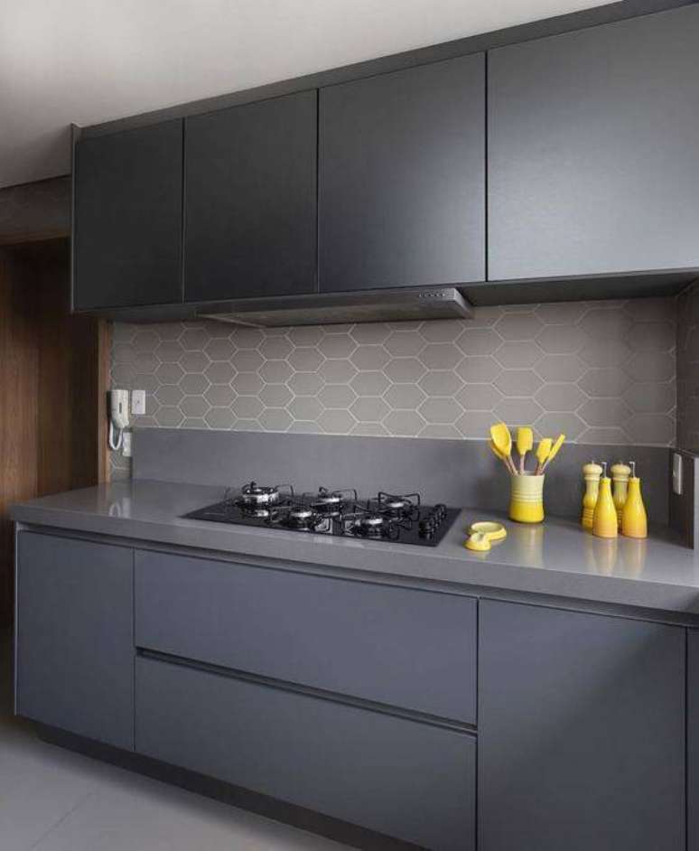 13. A cozinha cinza com papel de parede geométrico é delicada. Foto: Instagram
