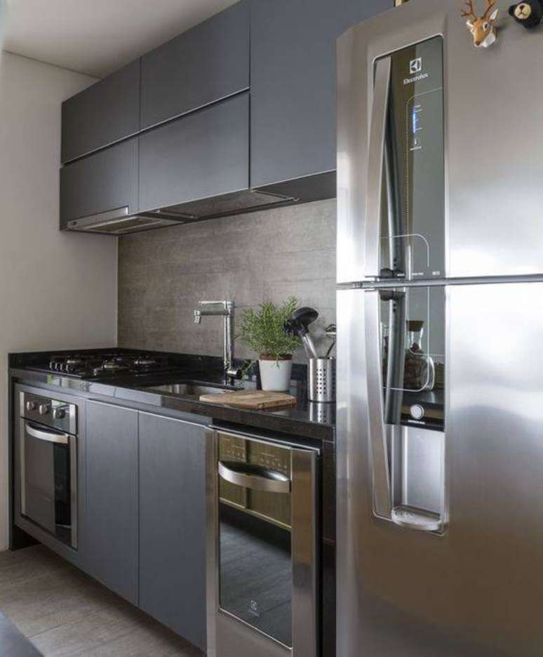 62. A cozinha cinza pode ter uma série de elementos sem ficar carregado. Foto: Revista Casa e Jardim